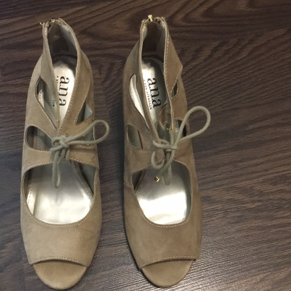 High heel suede shoe. Size 9M